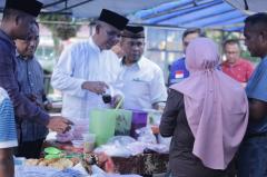 Jelang Buka Puasa, Kamsol Sambangi Pedagang Takjil dan Warga Bangkinang Kota Jalan Kaki